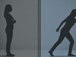 공포영화 속 어두운 문 앞에 선 여성